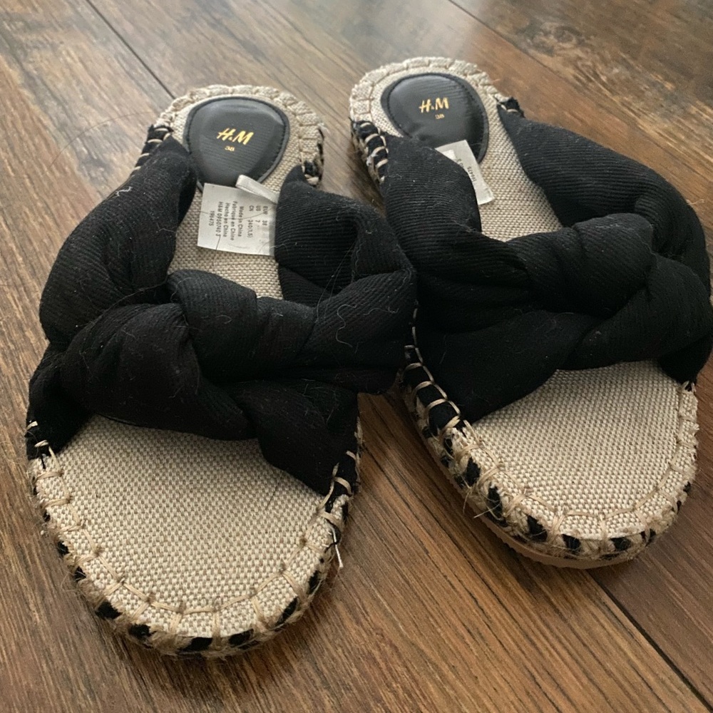 H&M Knot detail sandal, size 7